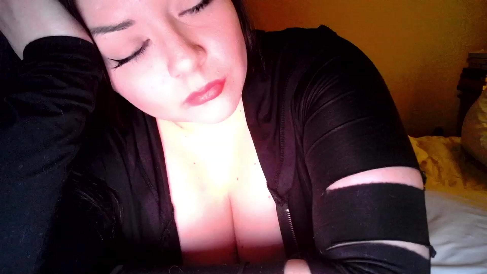 Gallery image thumbnail from TitsMcgeee's myfreecams stream on, 03/17/2023, 04:37 image 11 of 20