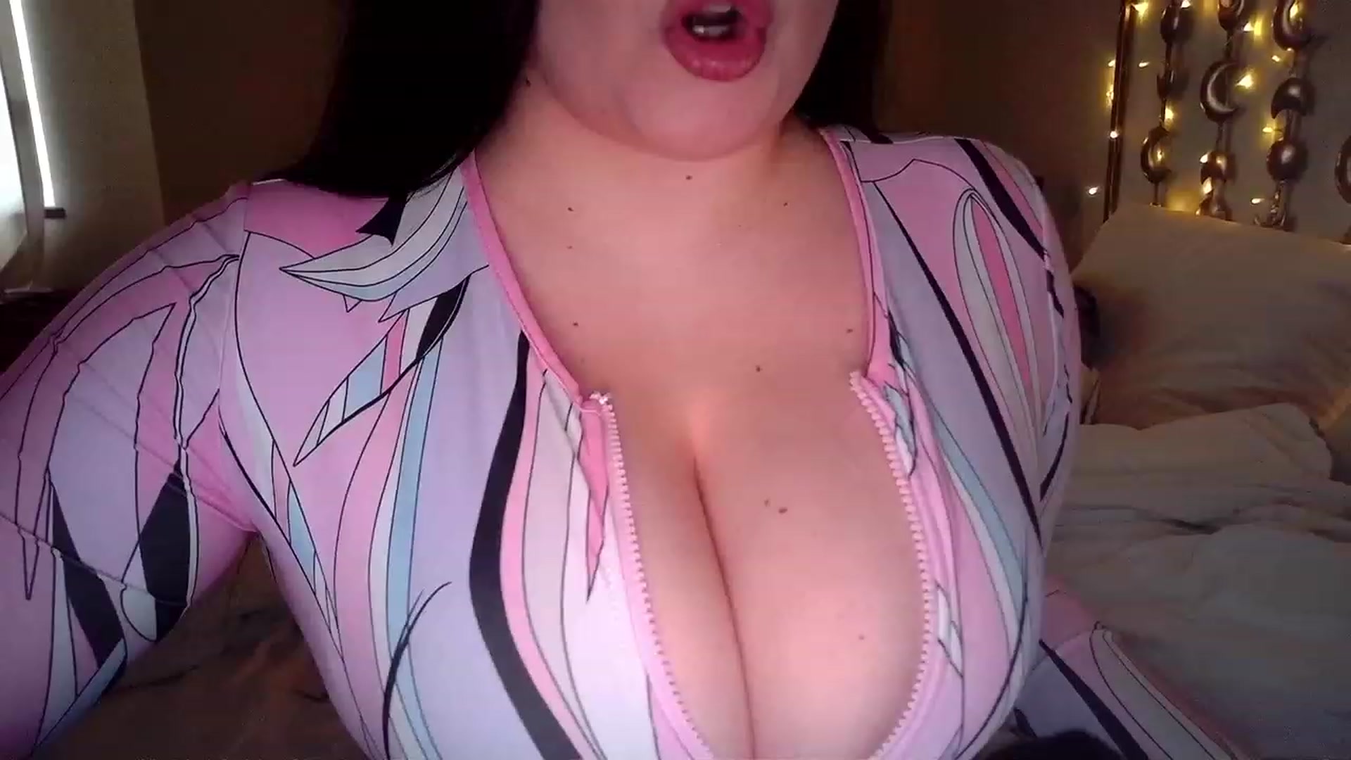 Gallery image thumbnail from TitsMcgeee's myfreecams stream on, 03/19/2023, 24:23 image 7 of 20