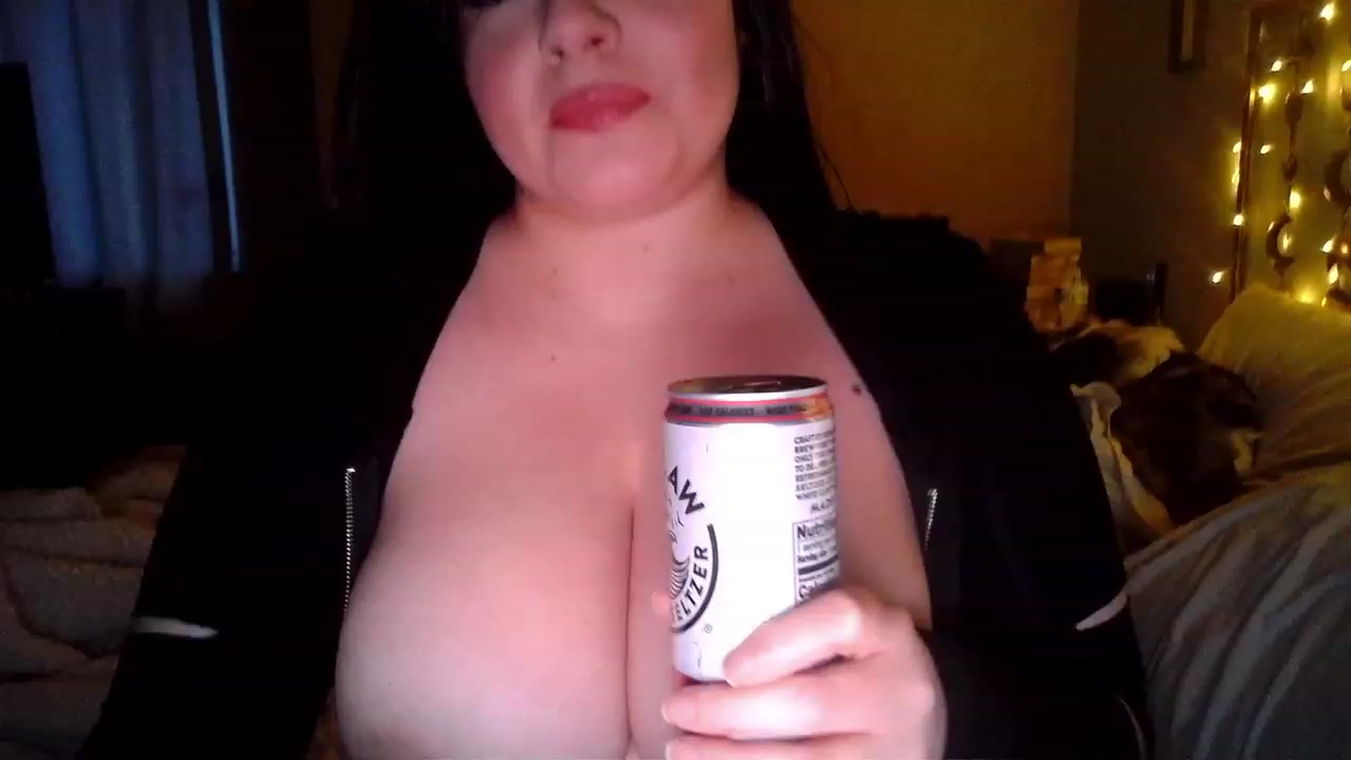 Gallery image thumbnail from TitsMcgeee's myfreecams stream on, 03/22/2023, 03:27 image 1 of 20