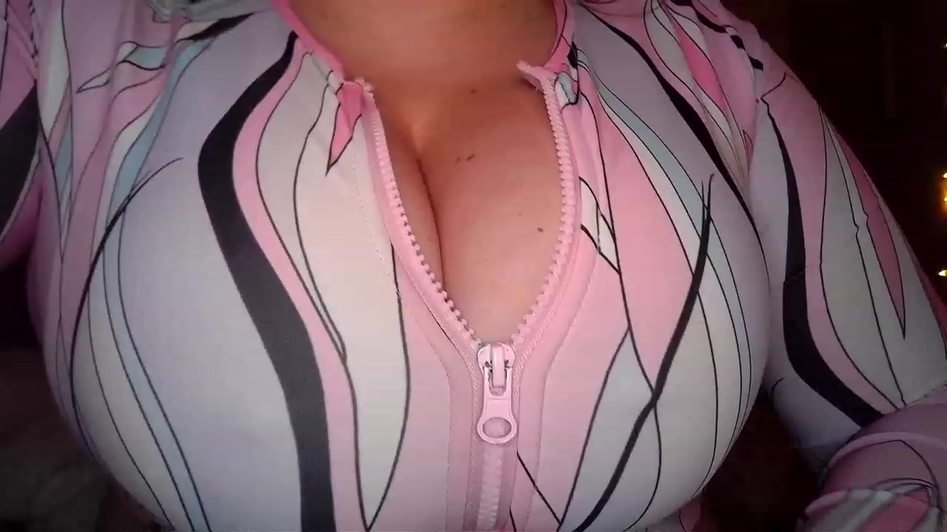 Gallery image thumbnail from TitsMcgeee's myfreecams stream on, 05/07/2023, 09:00 image 10 of 20