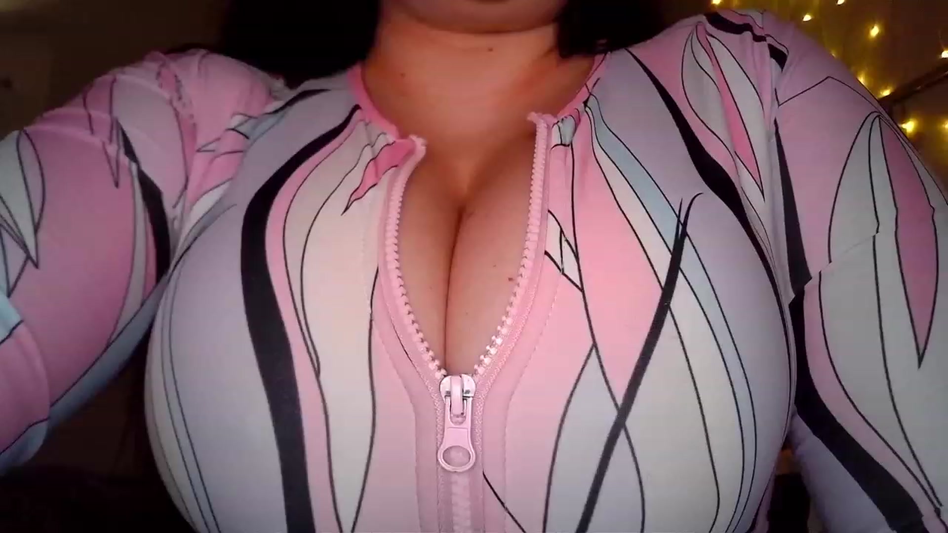 Gallery image thumbnail from TitsMcgeee's myfreecams stream on, 05/25/2023, 16:18 image 9 of 20