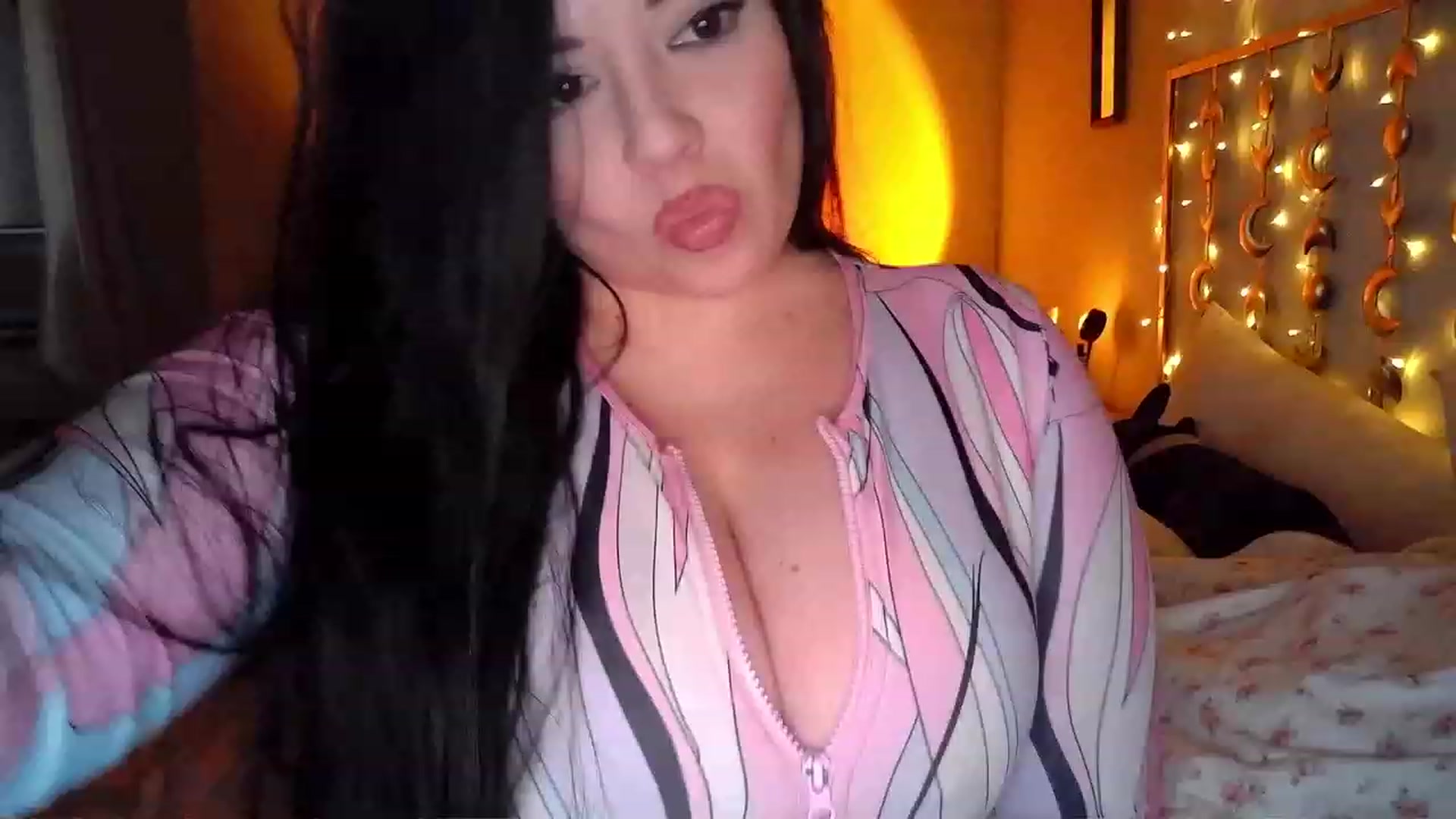 Gallery image thumbnail from TitsMcgeee's myfreecams stream on, 06/25/2023, 22:05 image 3 of 20