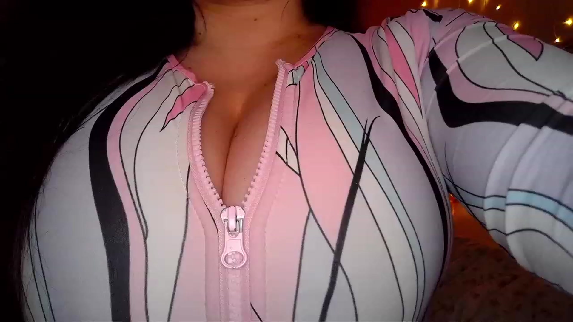 Gallery image thumbnail from TitsMcgeee's myfreecams stream on, 07/06/2023, 21:33 image 4 of 20