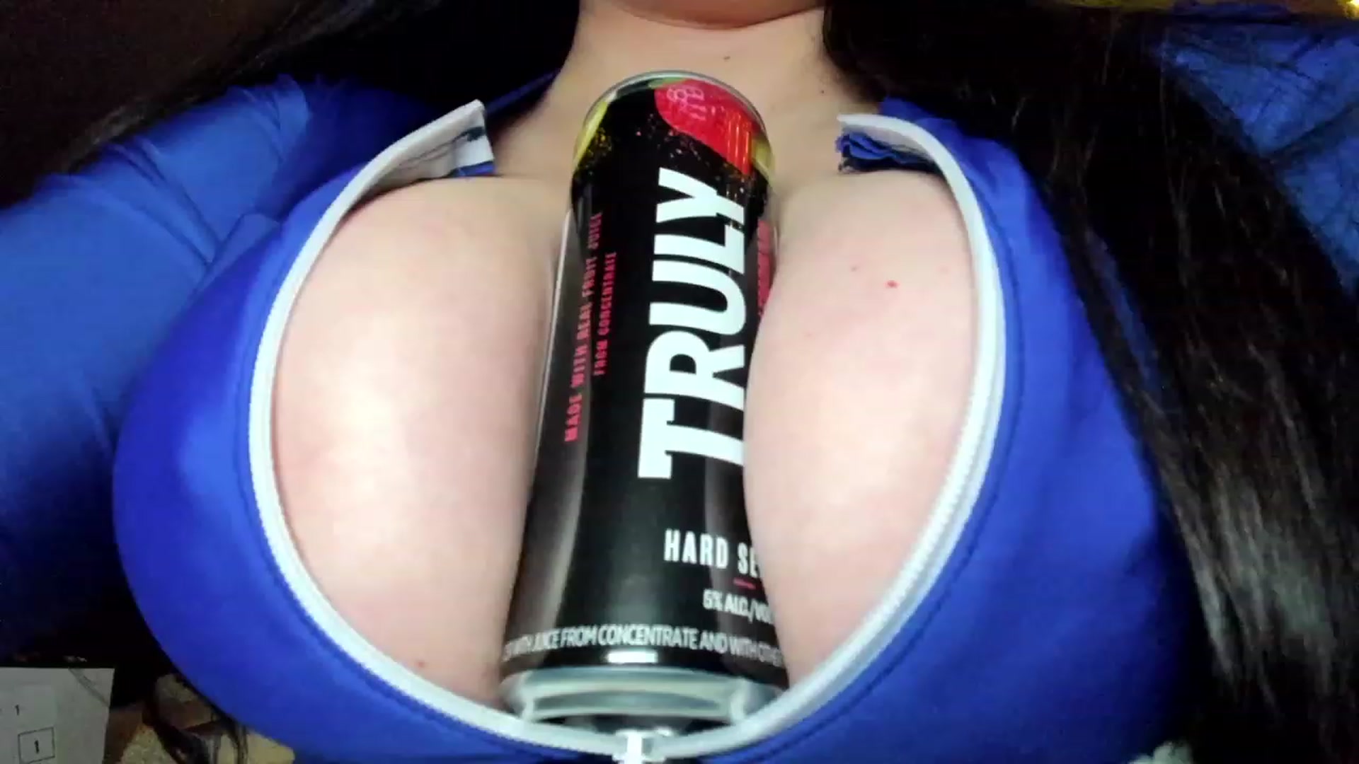 Gallery image thumbnail from TitsMcgeee's myfreecams stream on, 10/02/2023, 06:24 image 17 of 20