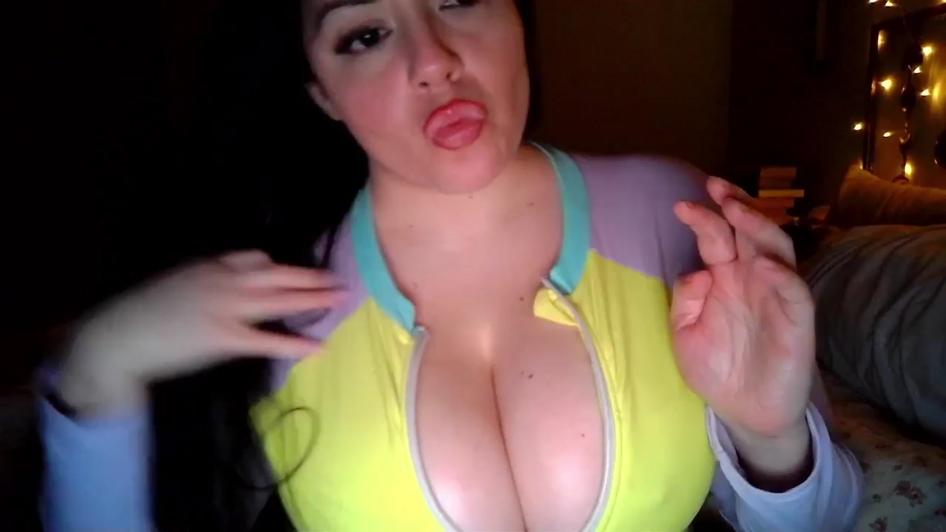 Gallery image thumbnail from TitsMcgeee's myfreecams stream on, 03/26/2024, 13:00 image 8 of 20