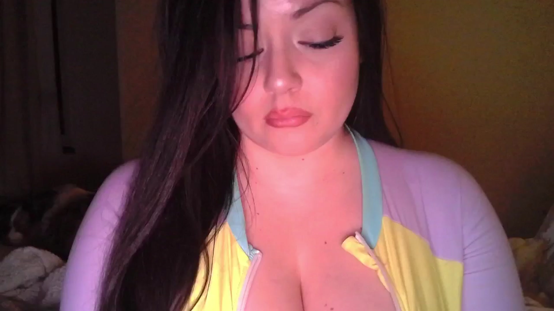 Gallery image thumbnail from TitsMcgeee's myfreecams stream on, 04/16/2024, 04:20 image 15 of 20