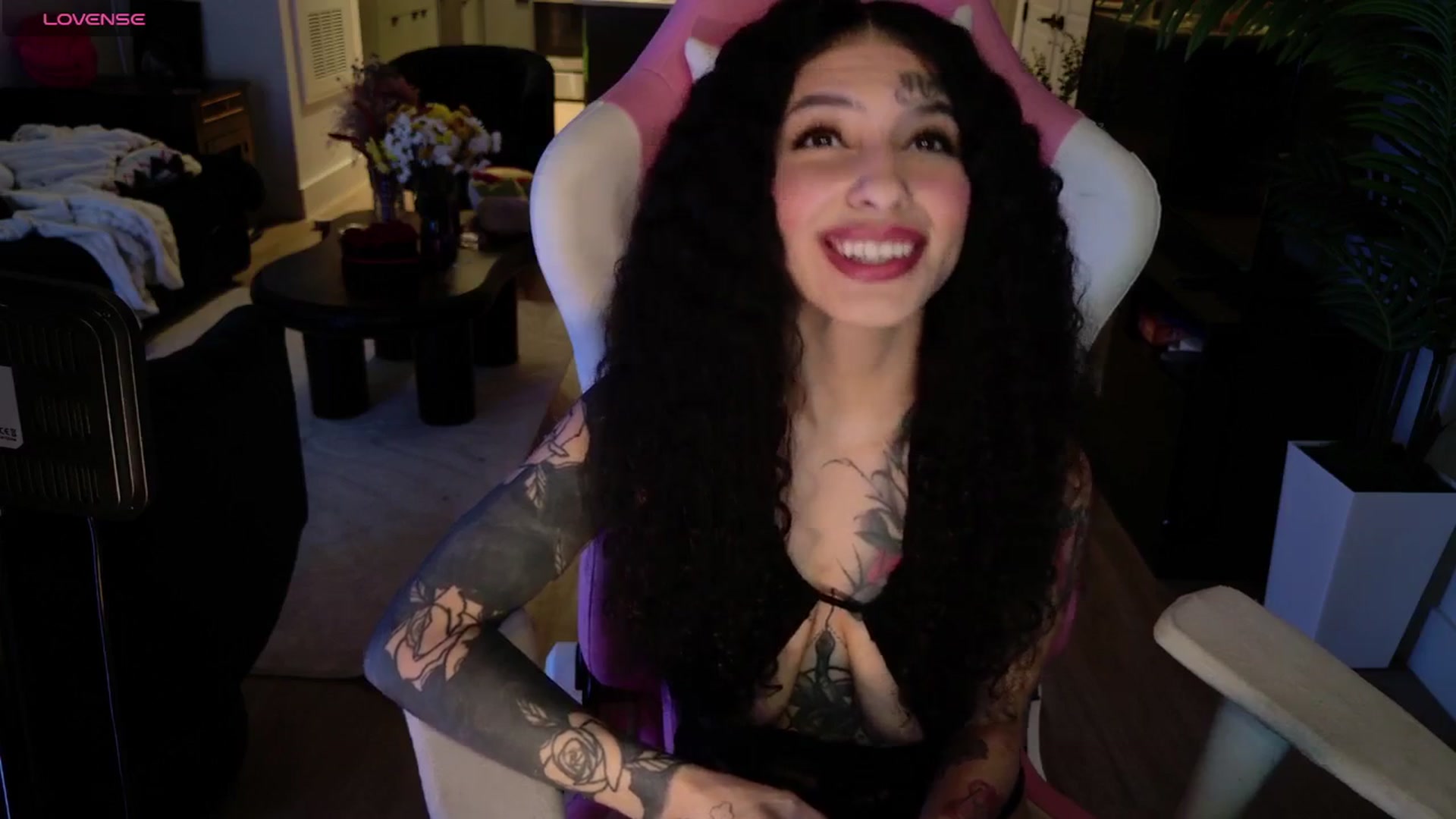 Gallery image thumbnail from TitsworthDesi's myfreecams stream on, 03/31/2025, 10:34 image 17 of 20