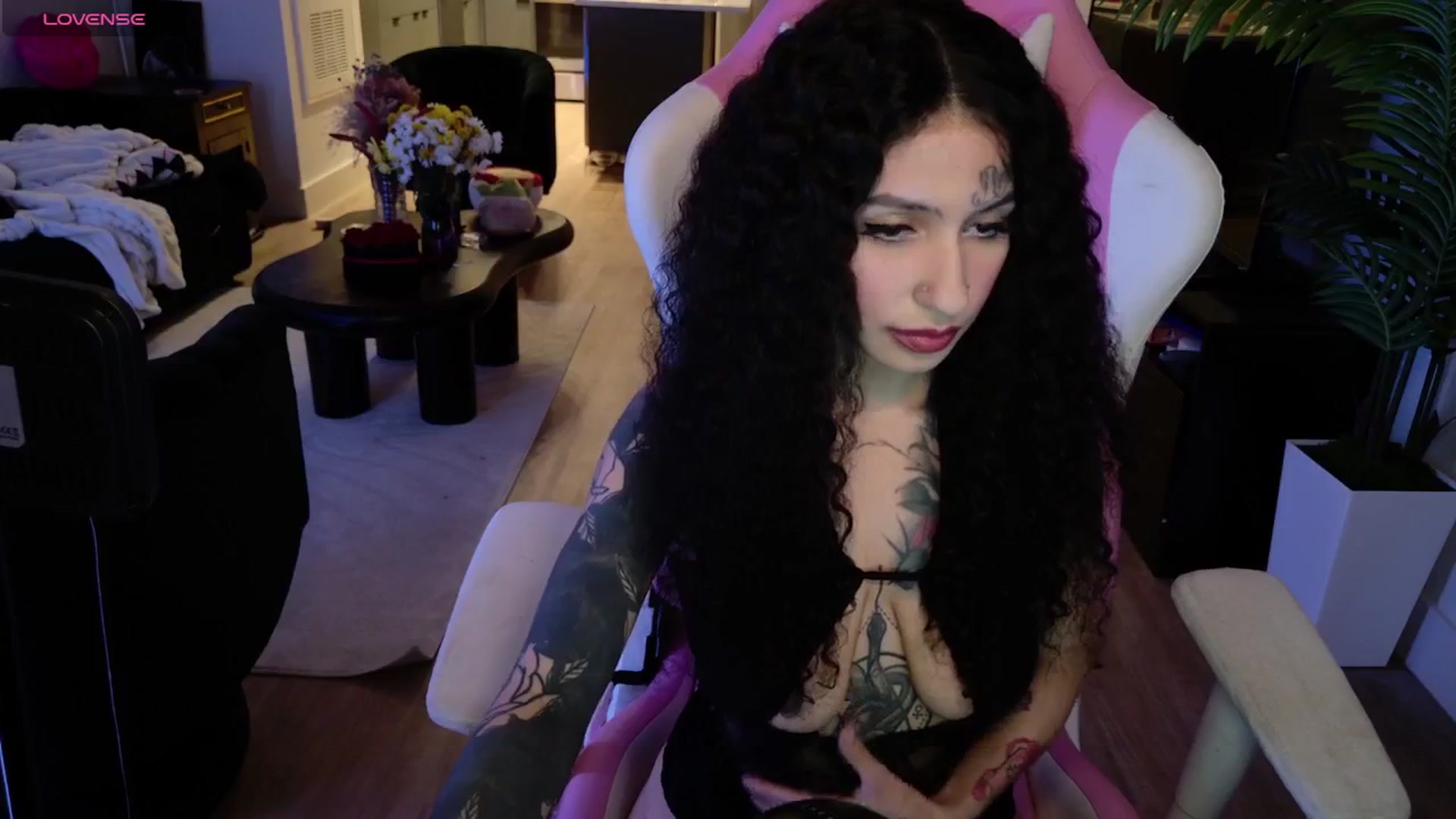Gallery image thumbnail from TitsworthDesi's myfreecams stream on, 03/31/2025, 10:34 image 13 of 20