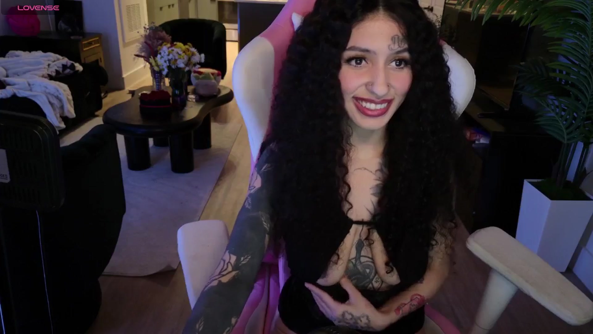 Gallery image thumbnail from TitsworthDesi's myfreecams stream on, 03/31/2025, 10:34 image 14 of 20