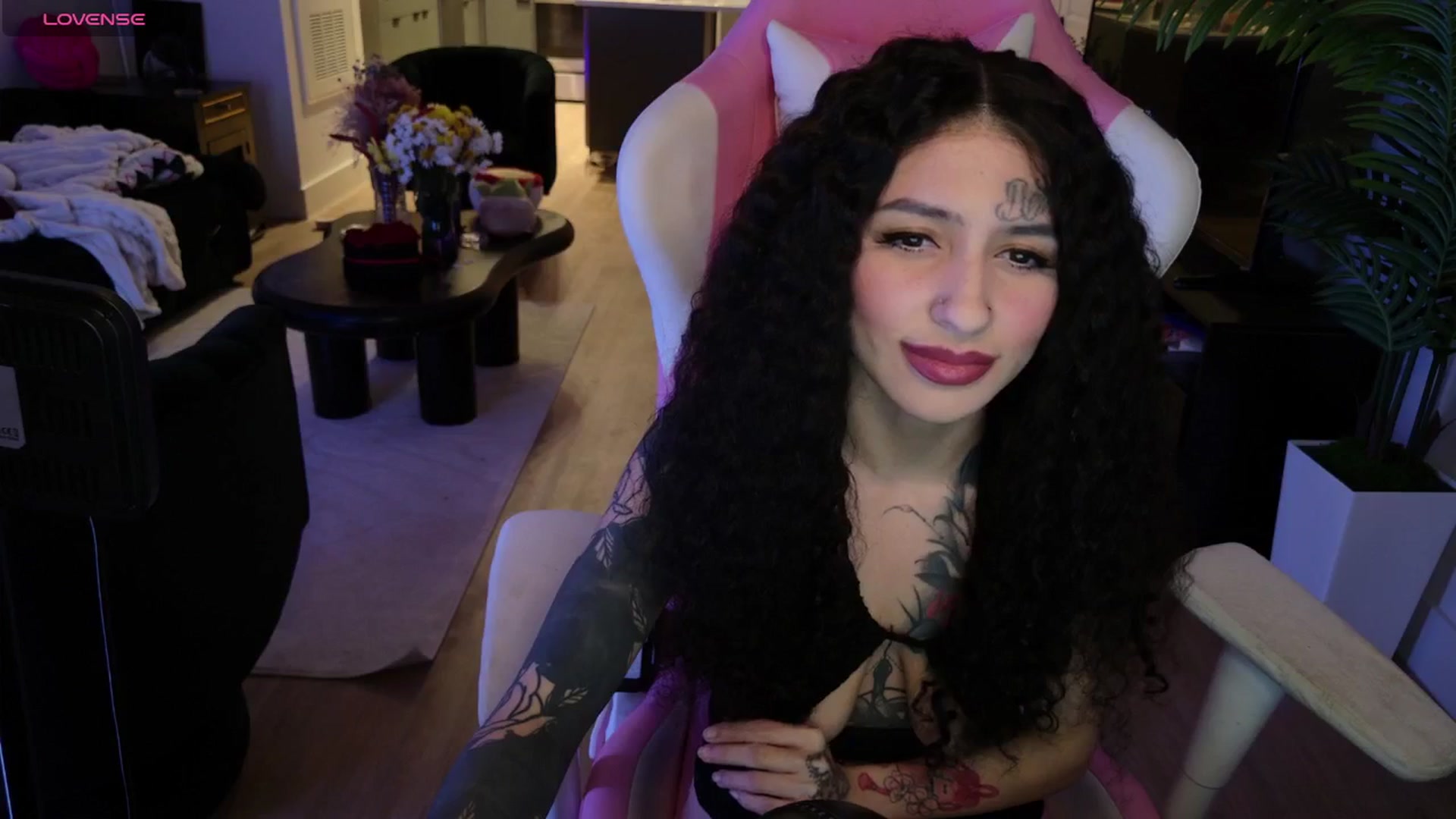 Gallery image thumbnail from TitsworthDesi's myfreecams stream on, 03/31/2025, 10:34 image 6 of 20