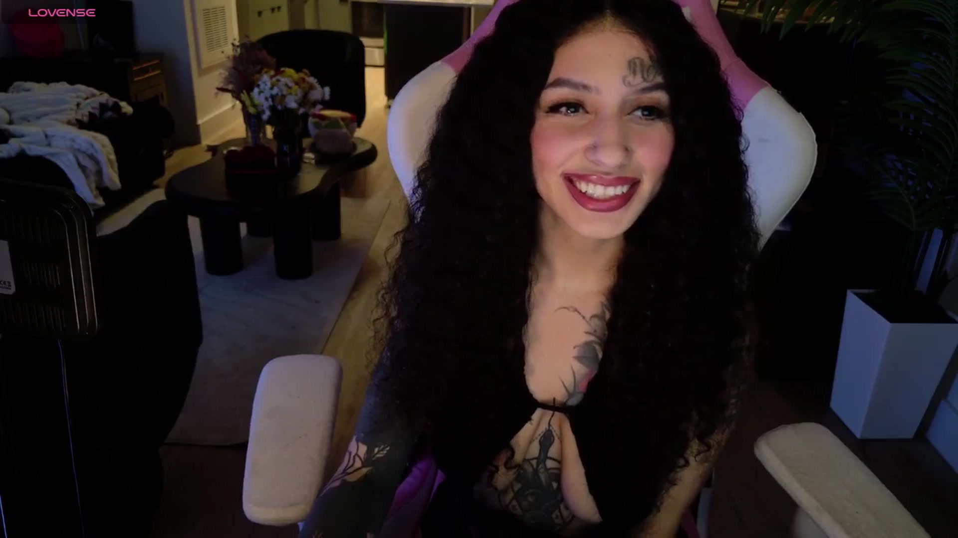 Gallery image thumbnail from TitsworthDesi's myfreecams stream on, 03/31/2025, 10:34 image 16 of 20