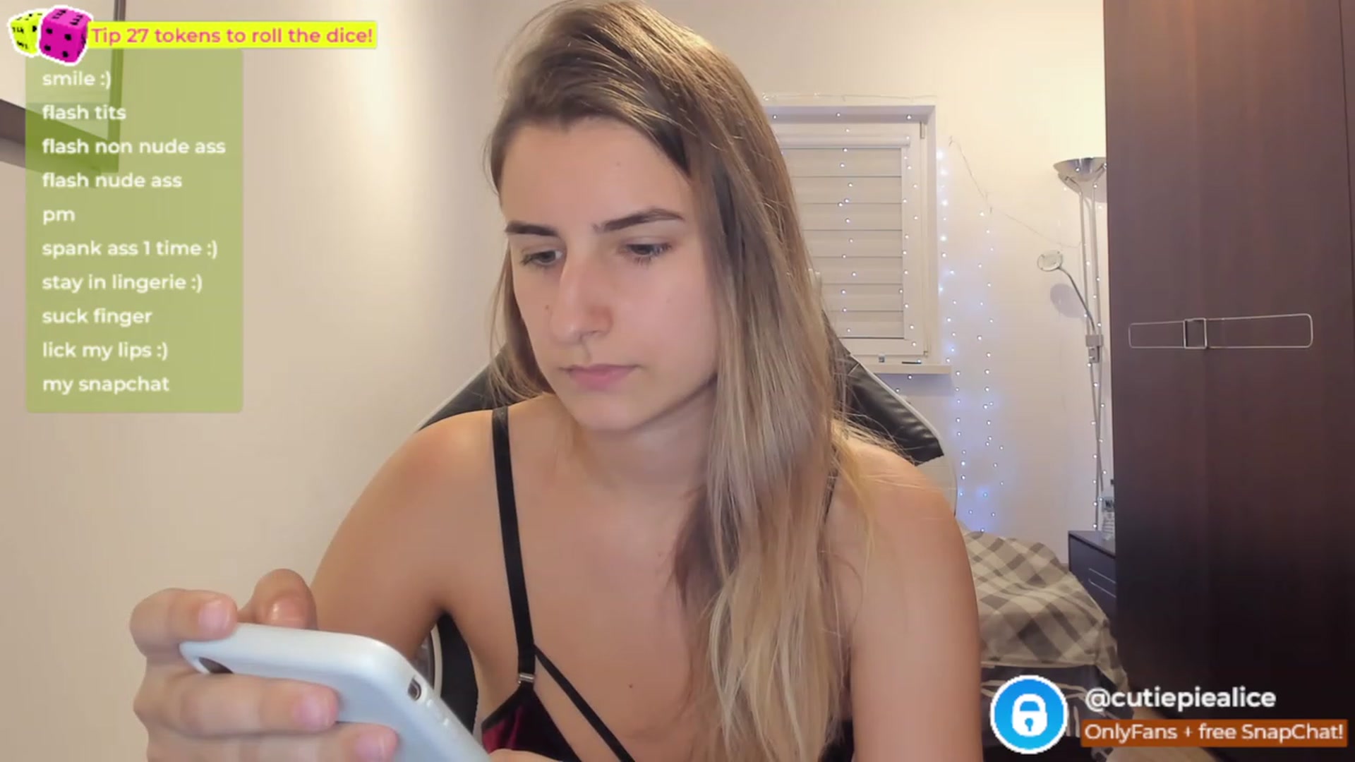Gallery image thumbnail from TooBoringGirl's myfreecams stream on, 11/16/2022, 21:16 image 18 of 20