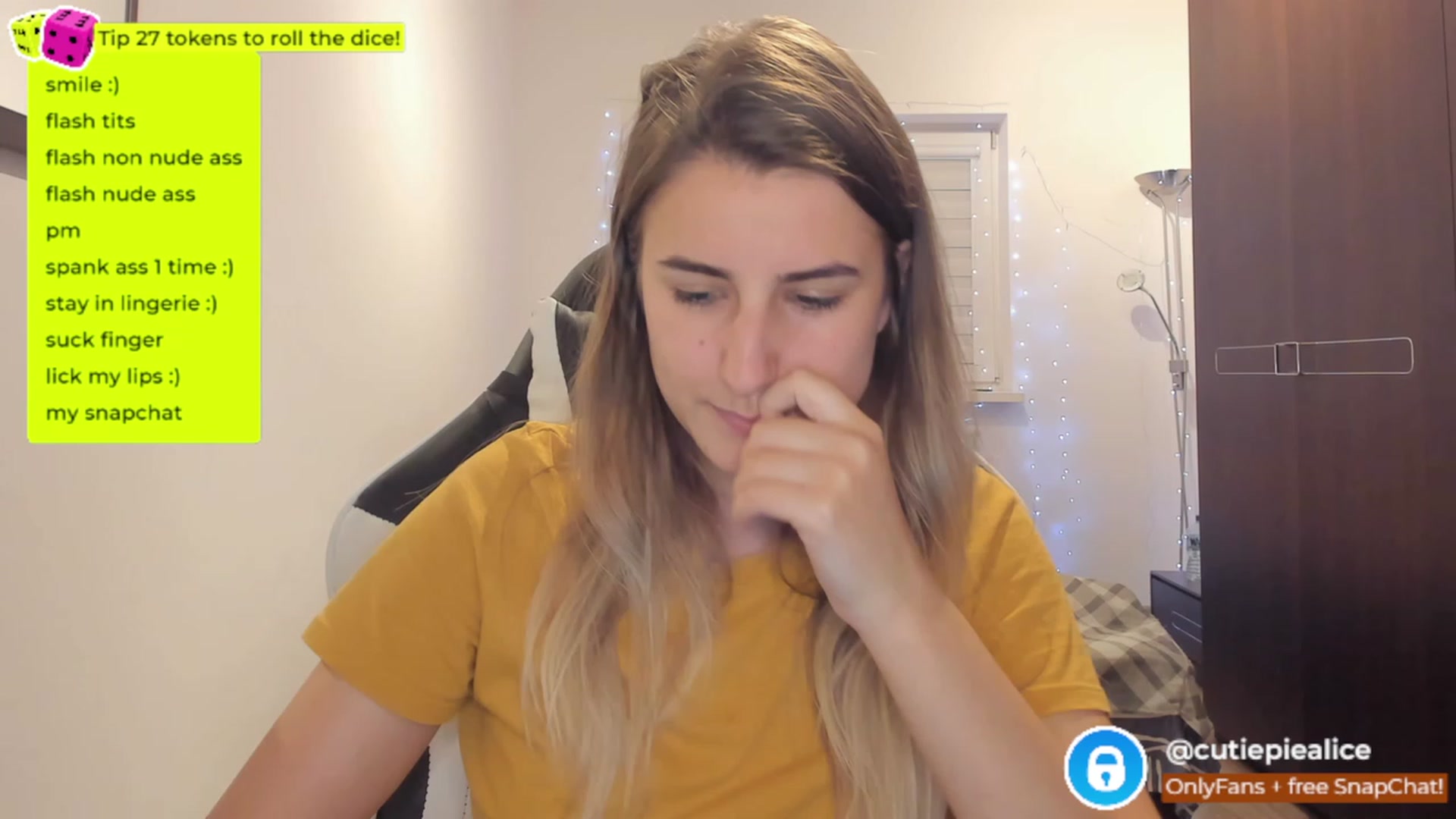 Gallery image thumbnail from TooBoringGirl's myfreecams stream on, 11/16/2022, 21:16 image 10 of 20