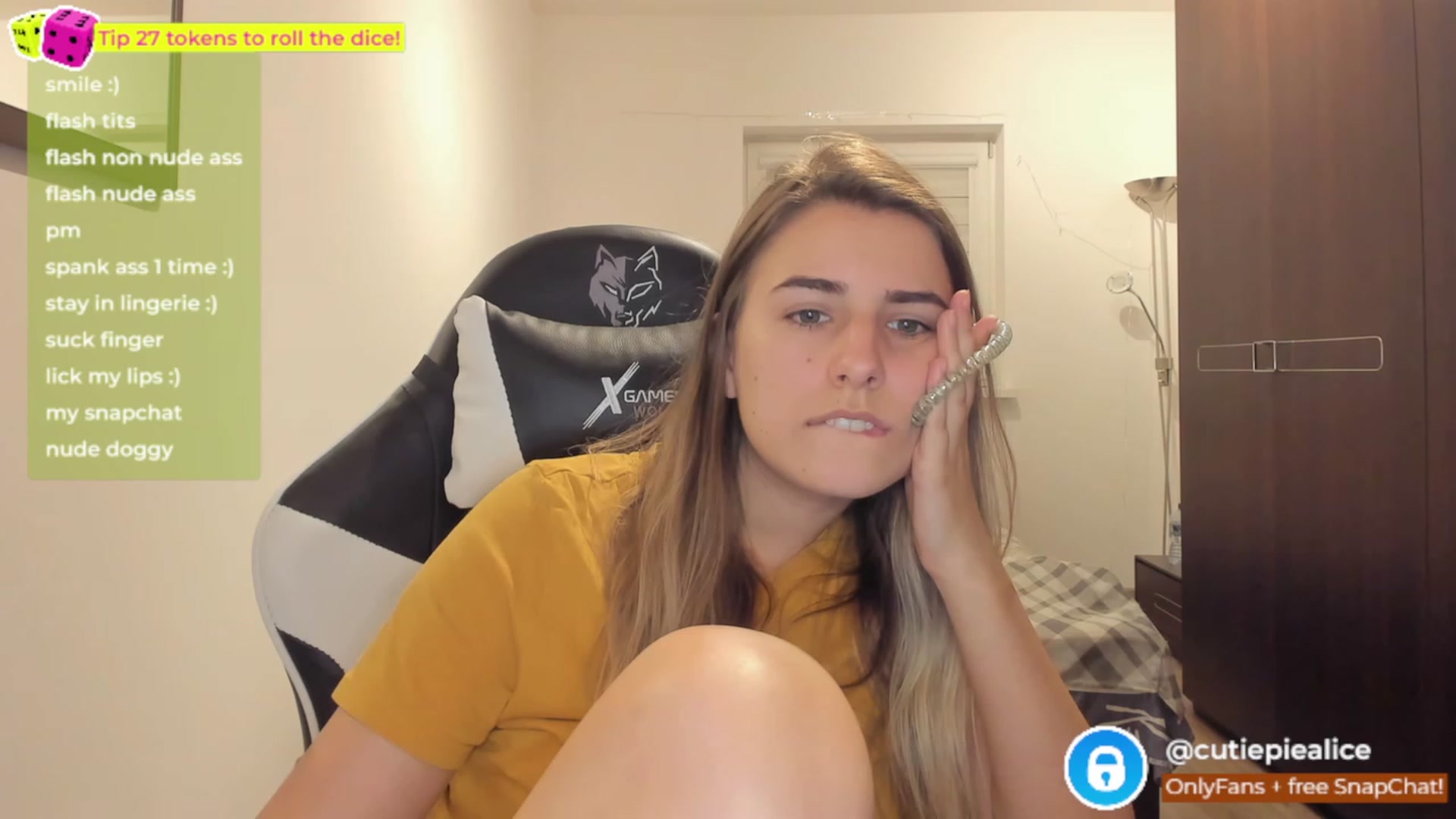 Gallery image thumbnail from TooBoringGirl's myfreecams stream on, 11/17/2022, 02:36 image 9 of 20
