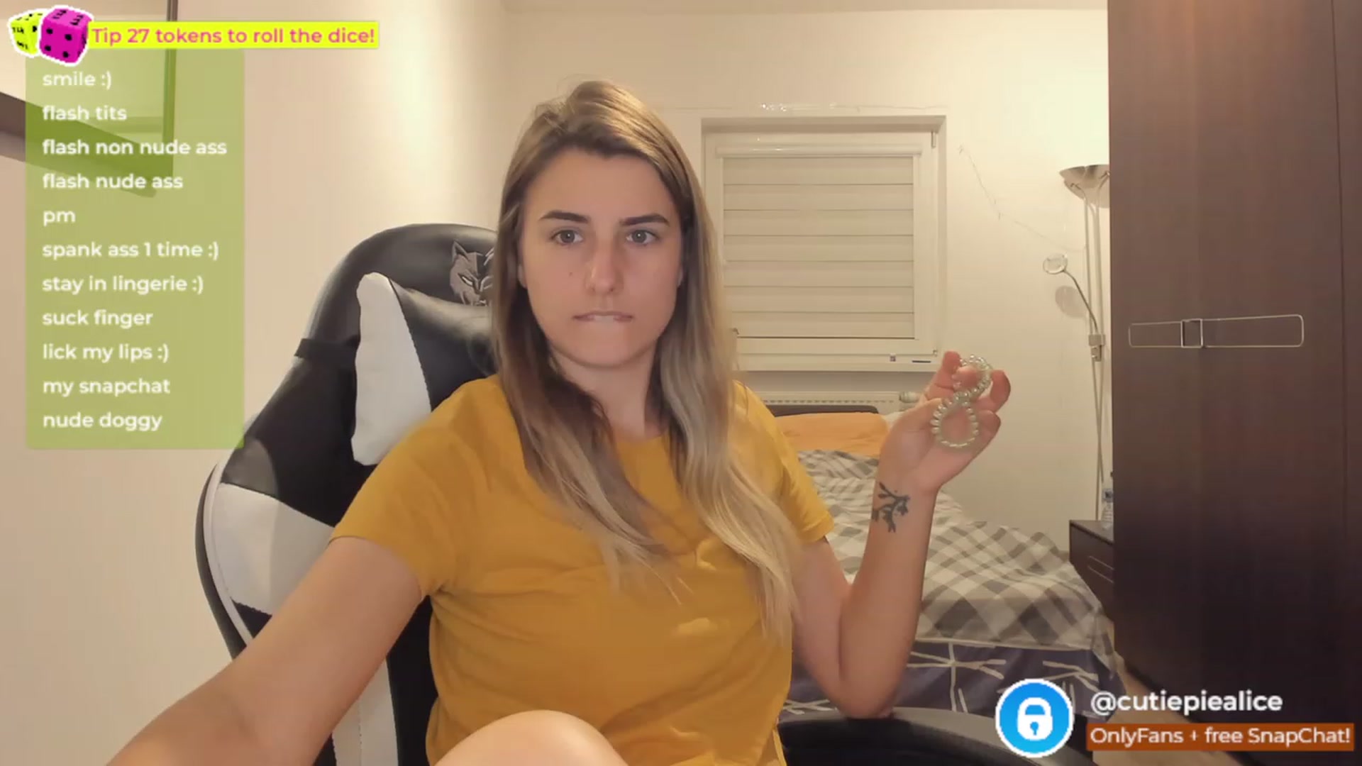 Gallery image thumbnail from TooBoringGirl's myfreecams stream on, 11/17/2022, 02:36 image 14 of 20