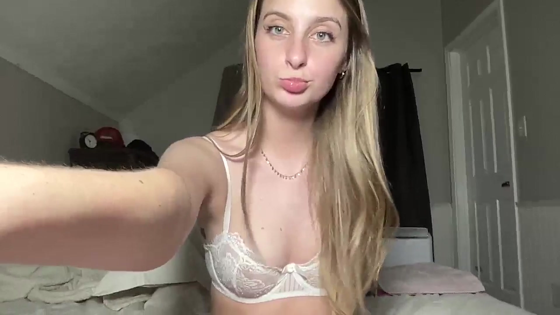 Gallery image thumbnail from Torisweetxo's myfreecams stream on, 06/25/2024, 03:47 image 10 of 20