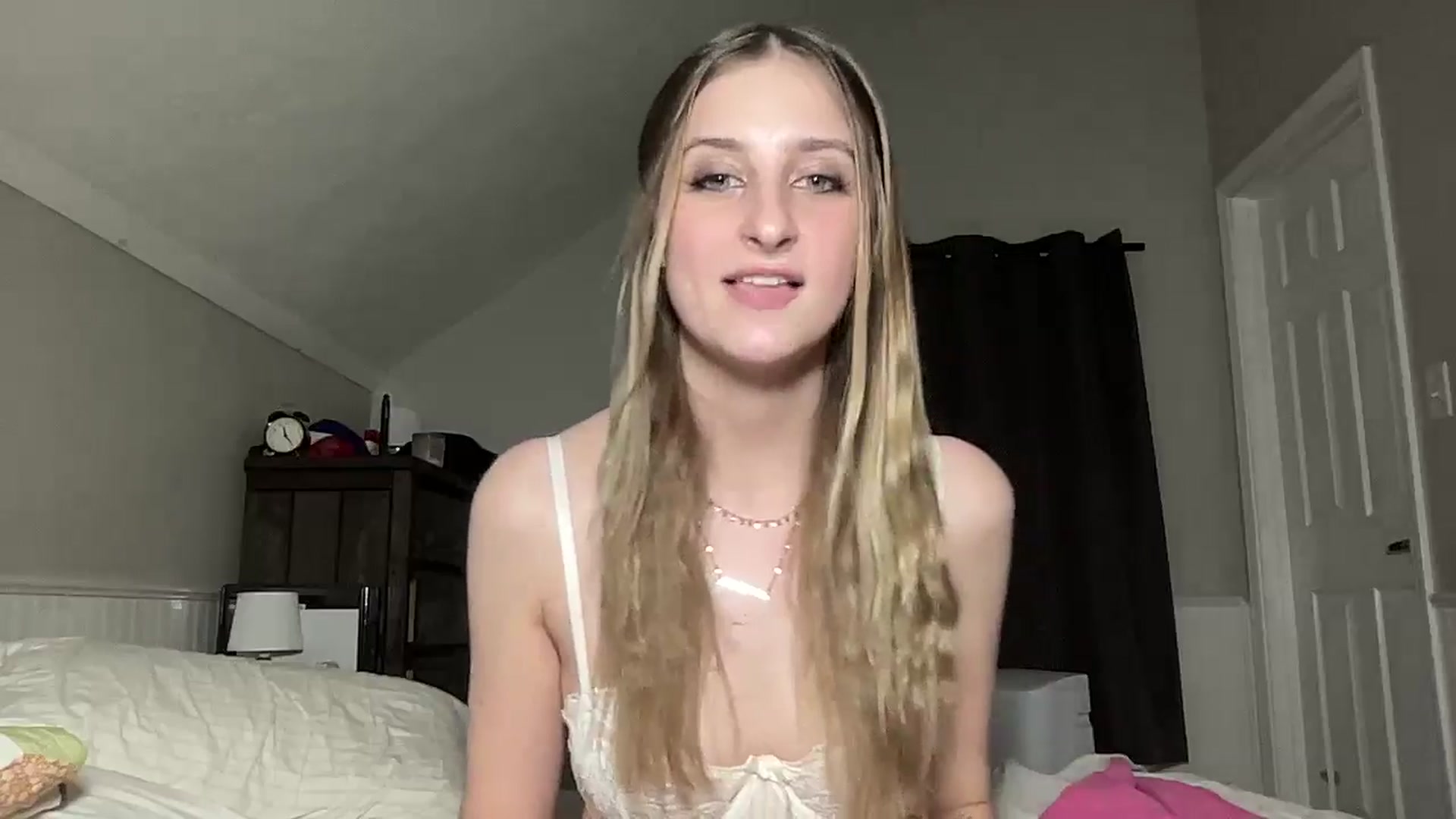 Gallery image thumbnail from Torisweetxo's myfreecams stream on, 10/04/2024, 04:57 image 8 of 20
