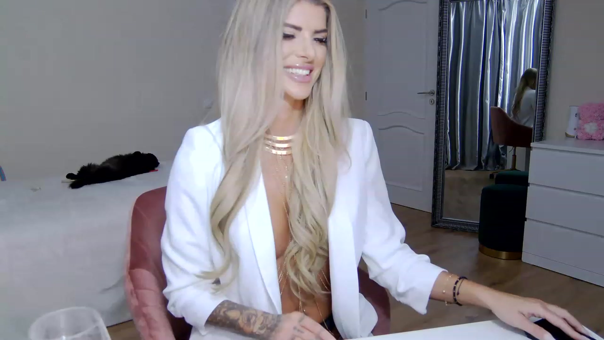 Gallery image thumbnail from TotalBella's myfreecams stream on, 11/24/2022, 23:16 image 8 of 20