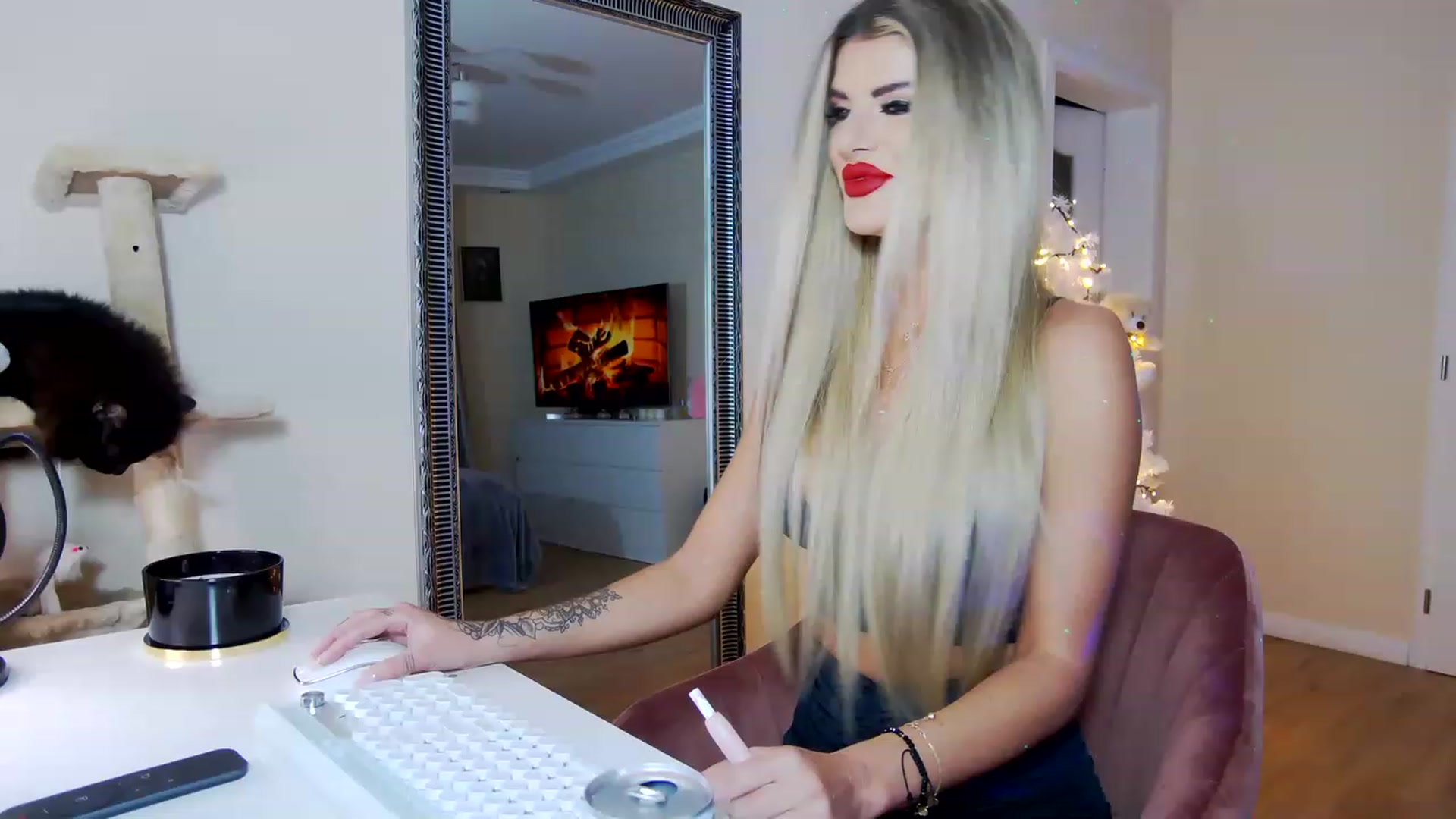 Gallery image thumbnail from TotalBella's myfreecams stream on, 12/03/2022, 24:19 image 2 of 20