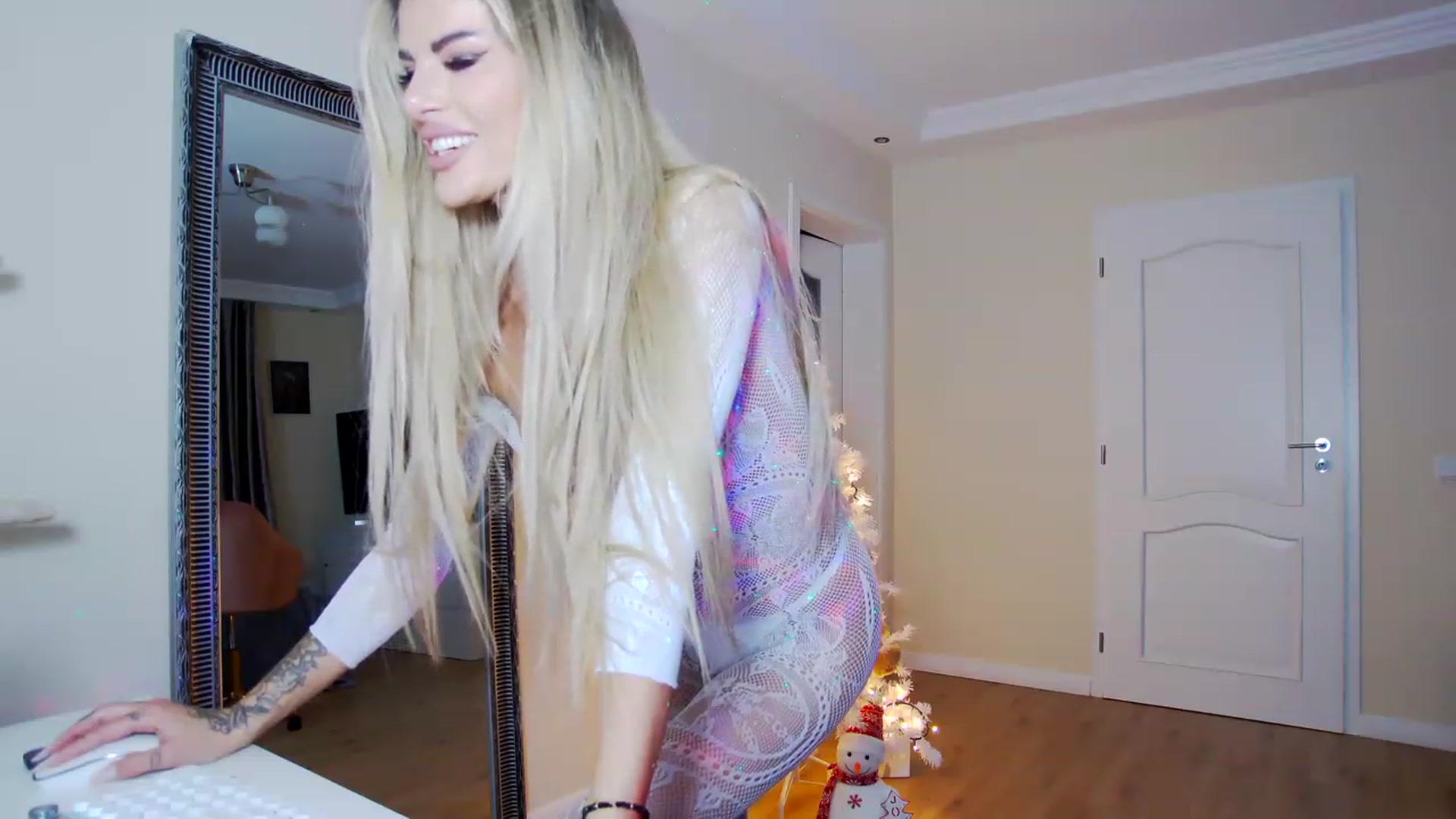 Gallery image thumbnail from TotalBella's myfreecams stream on, 12/04/2022, 24:02 image 9 of 20