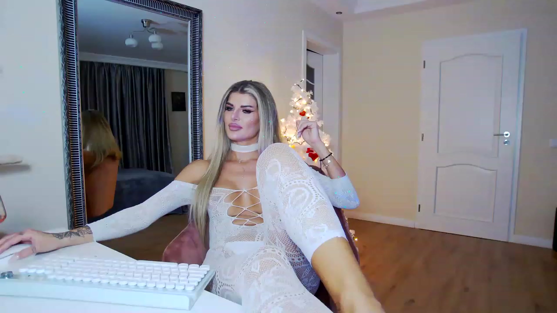 Gallery image thumbnail from TotalBella's myfreecams stream on, 12/04/2022, 24:02 image 4 of 20
