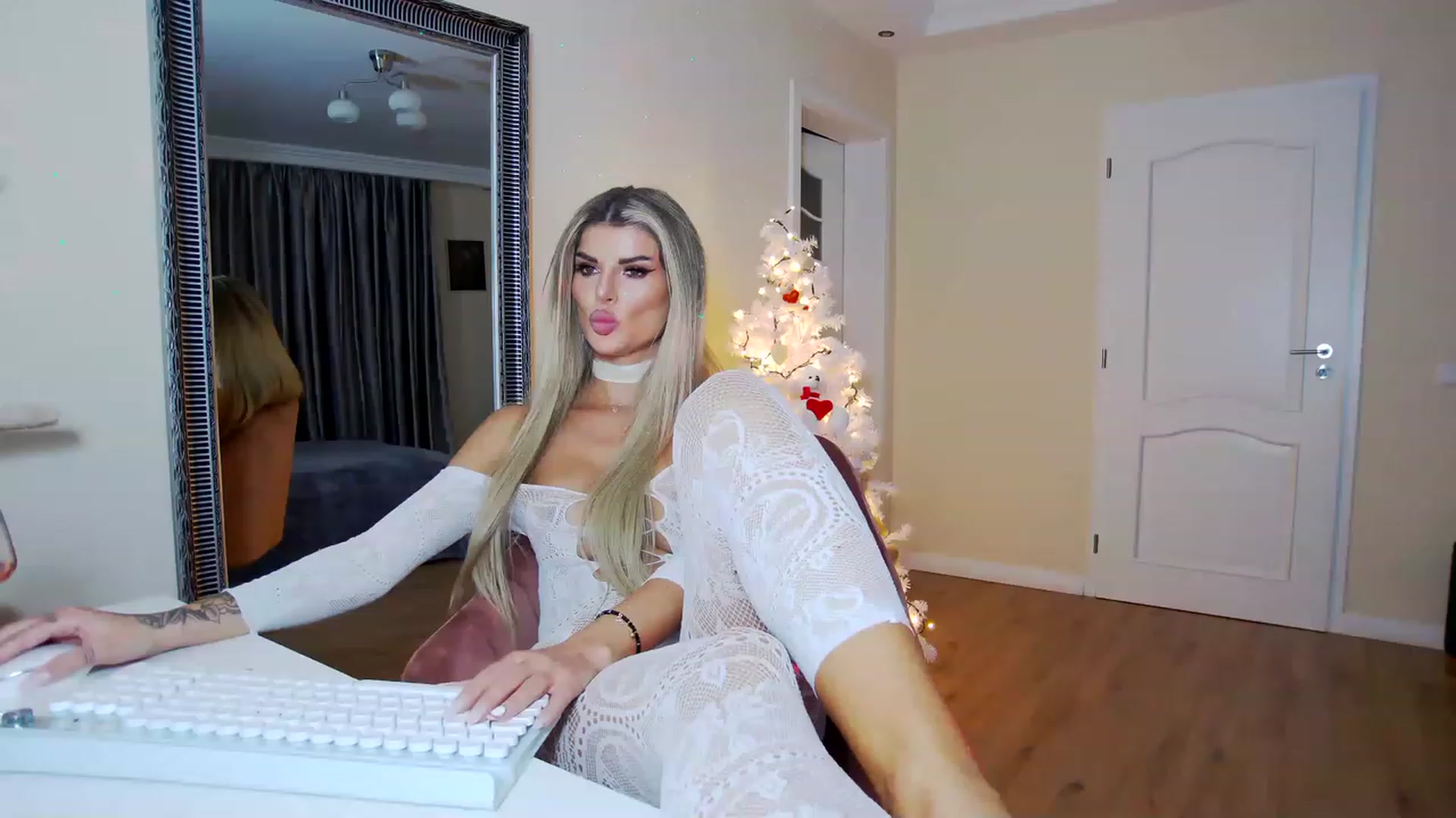 Gallery image thumbnail from TotalBella's myfreecams stream on, 12/04/2022, 24:02 image 2 of 20