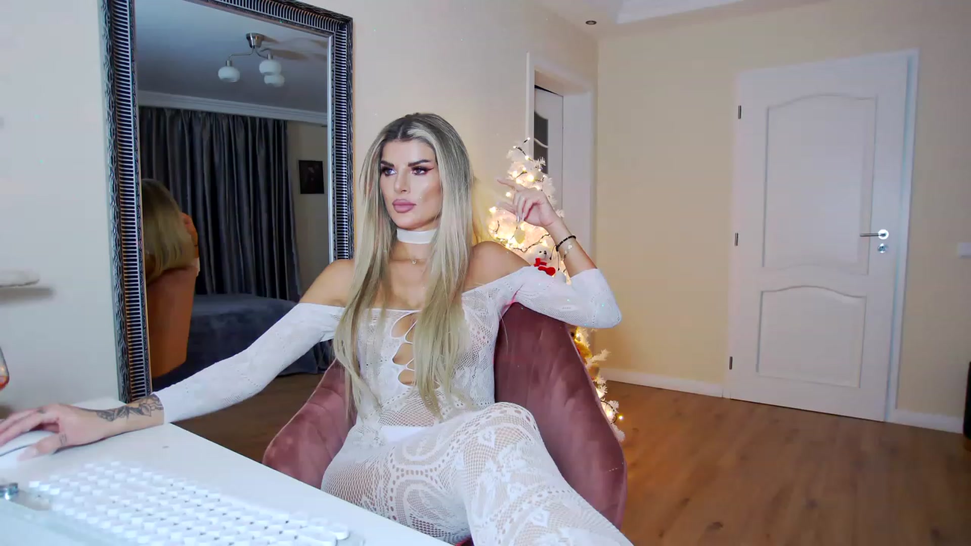 Gallery image thumbnail from TotalBella's myfreecams stream on, 12/04/2022, 24:02 image 1 of 20