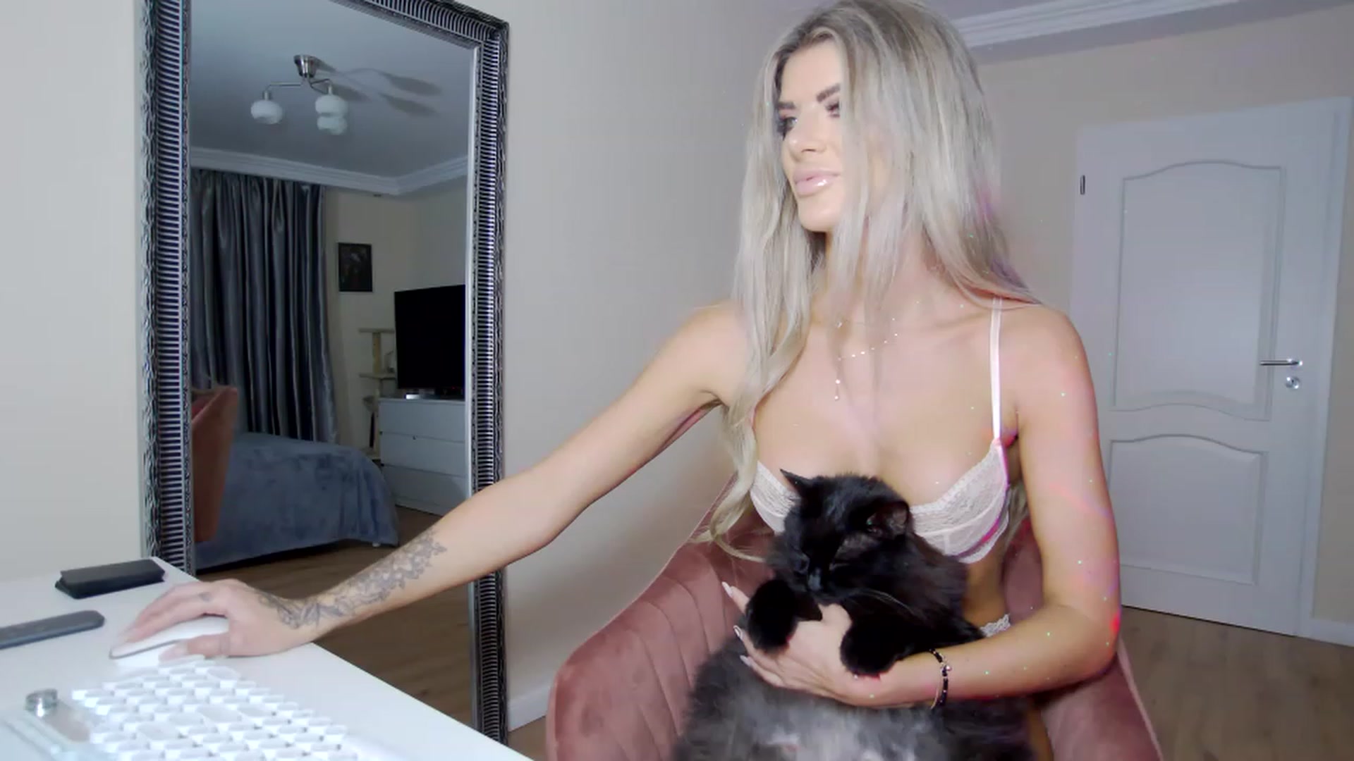 Gallery image thumbnail from TotalBella's myfreecams stream on, 12/10/2022, 24:21 image 1 of 20