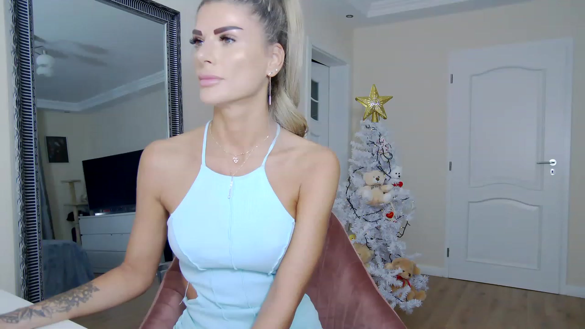 Gallery image thumbnail from TotalBella's myfreecams stream on, 12/15/2022, 01:36 image 5 of 20