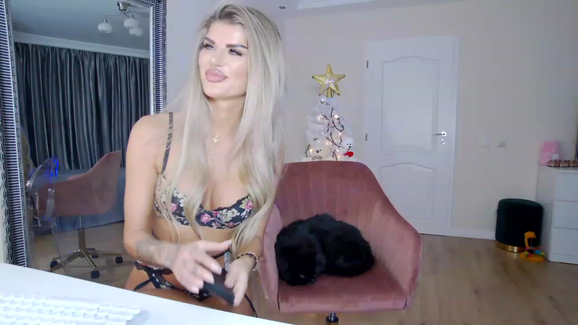 Gallery image thumbnail from TotalBella's myfreecams stream on, 12/16/2022, 24:35 image 14 of 20