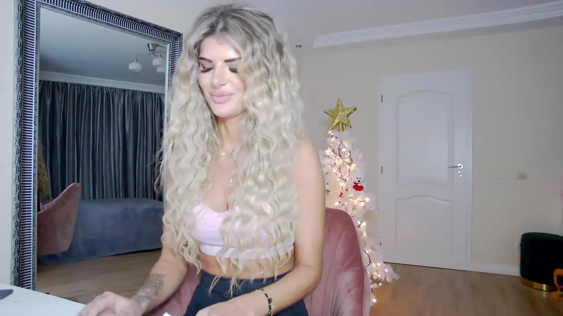 Gallery image thumbnail from TotalBella's myfreecams stream on, 12/17/2022, 02:21 image 15 of 20