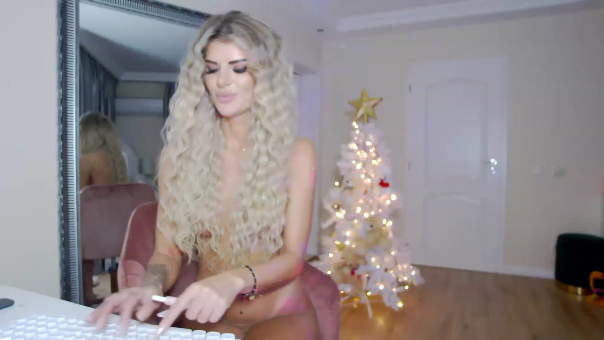 Gallery image thumbnail from TotalBella's myfreecams stream on, 12/17/2022, 03:01 image 17 of 20
