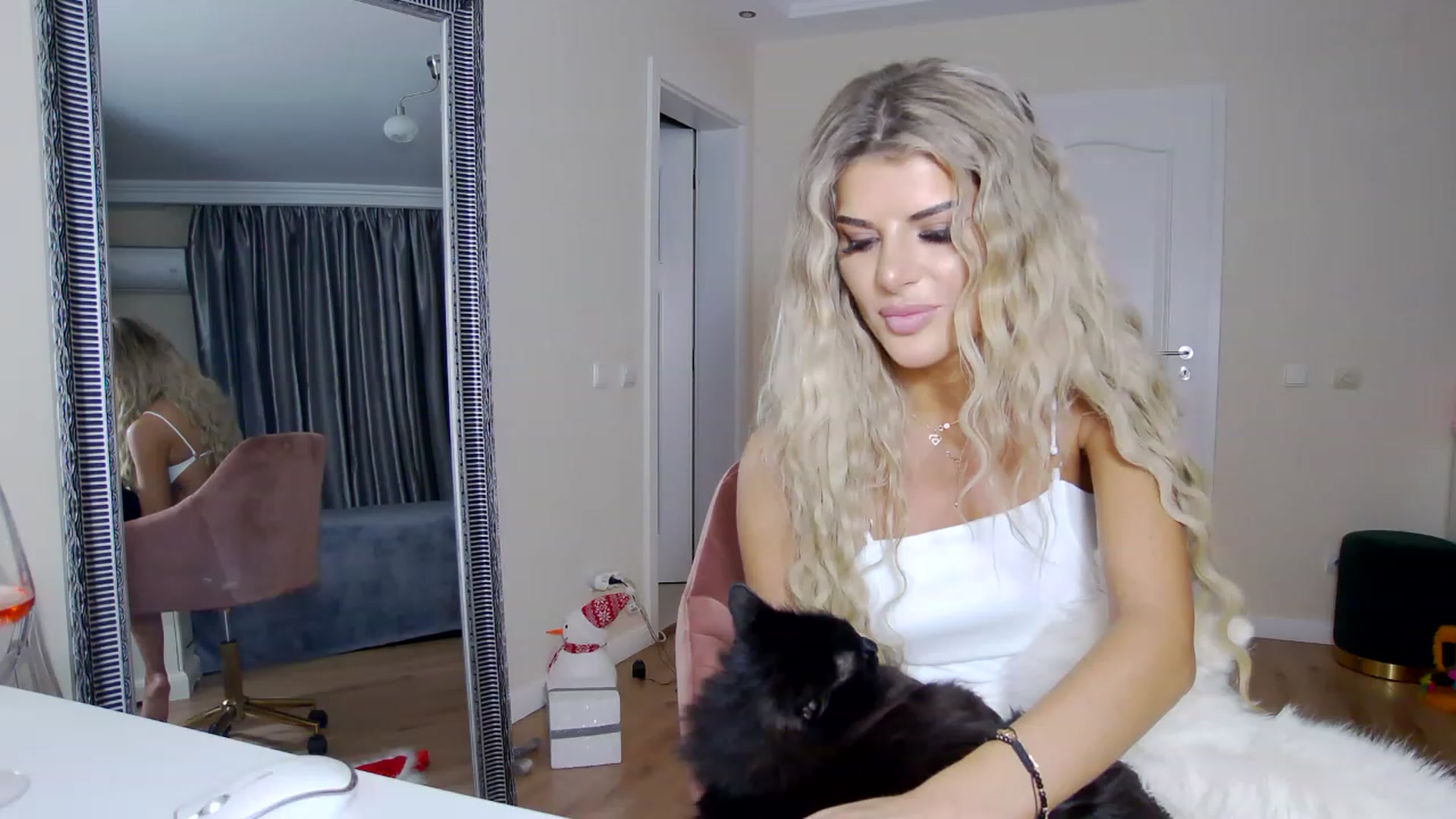 Gallery image thumbnail from TotalBella's myfreecams stream on, 12/19/2022, 01:20 image 20 of 20