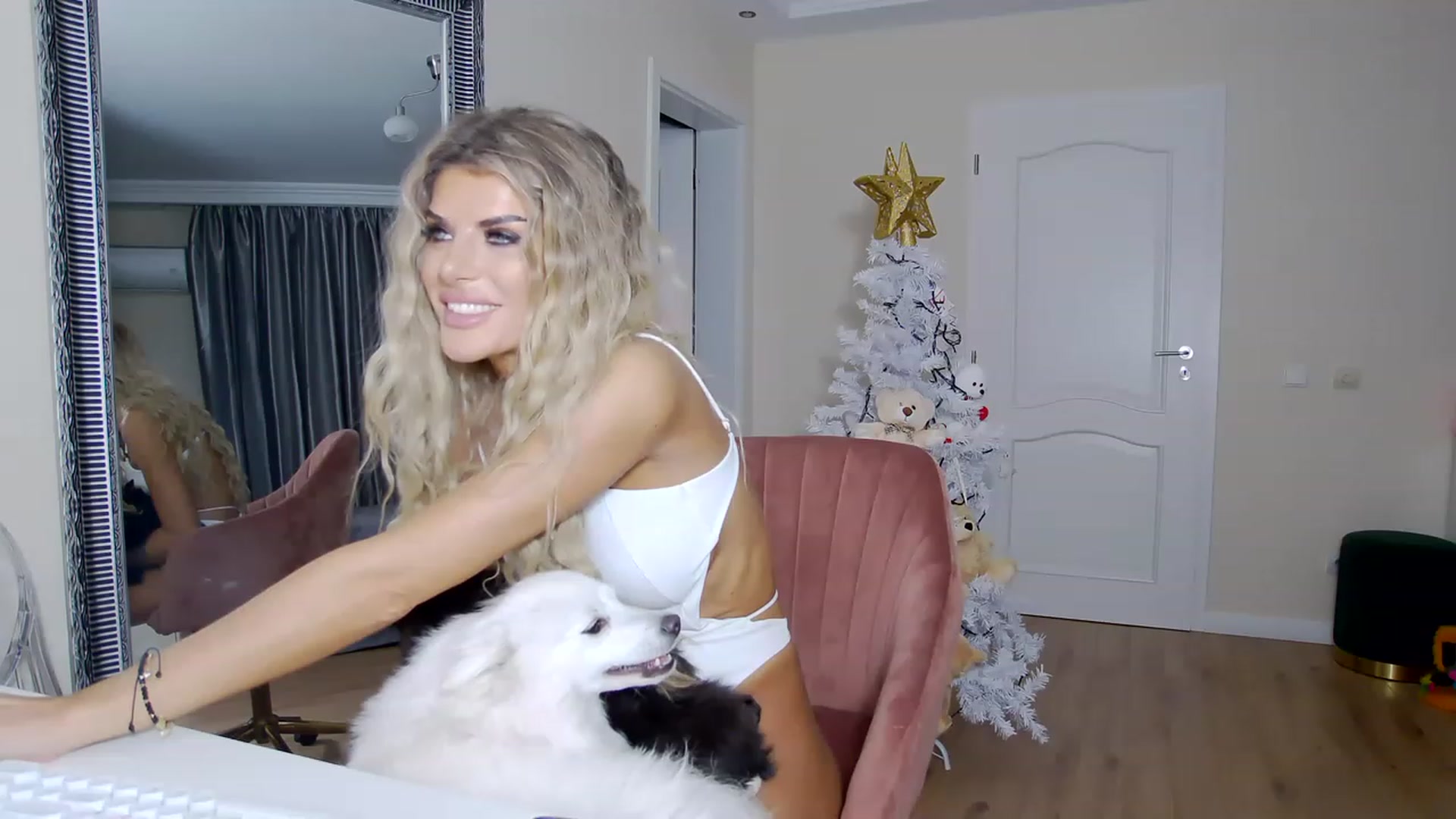 Gallery image thumbnail from TotalBella's myfreecams stream on, 12/19/2022, 01:43 image 10 of 20