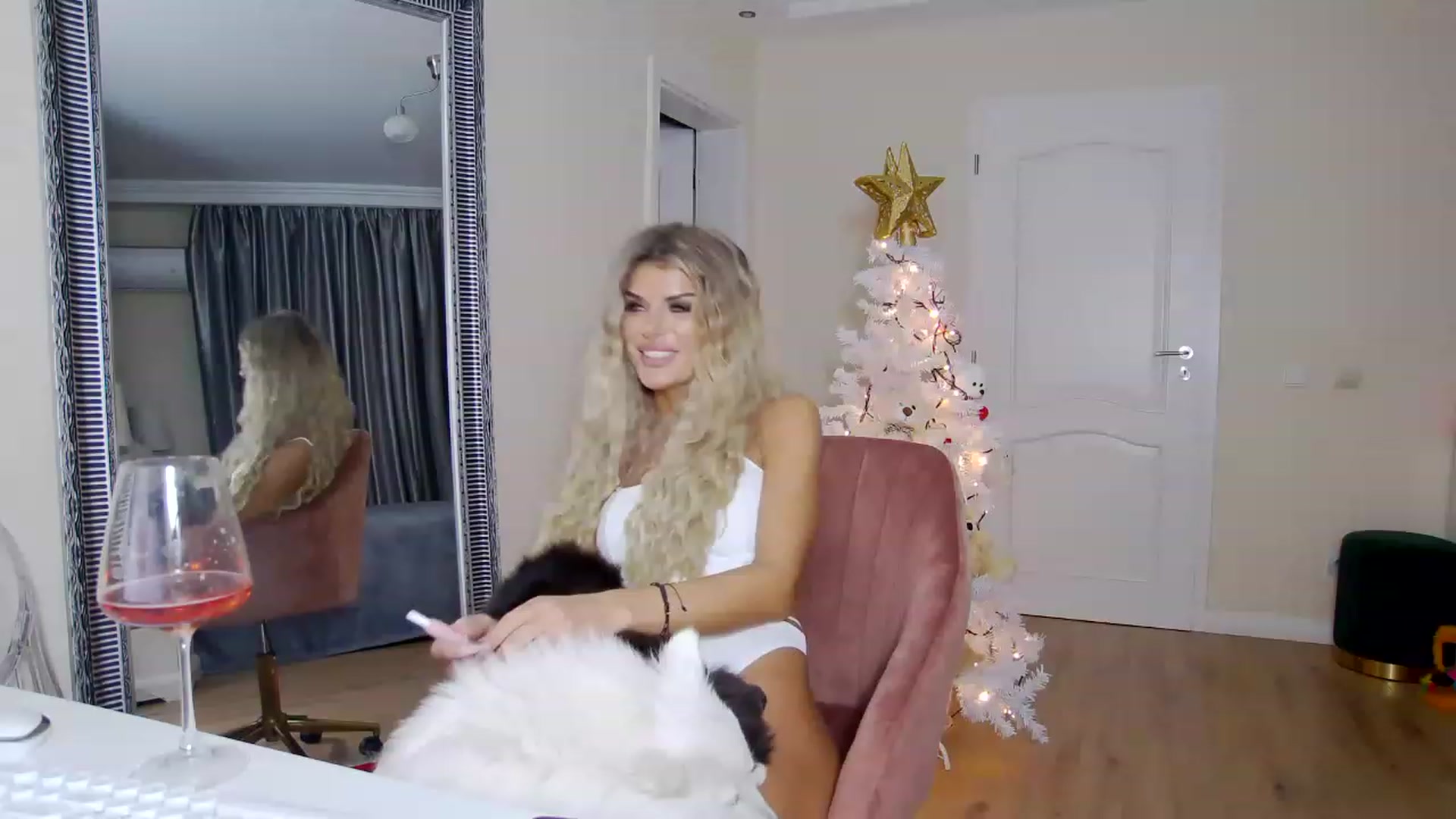 Gallery image thumbnail from TotalBella's myfreecams stream on, 12/19/2022, 01:43 image 11 of 20