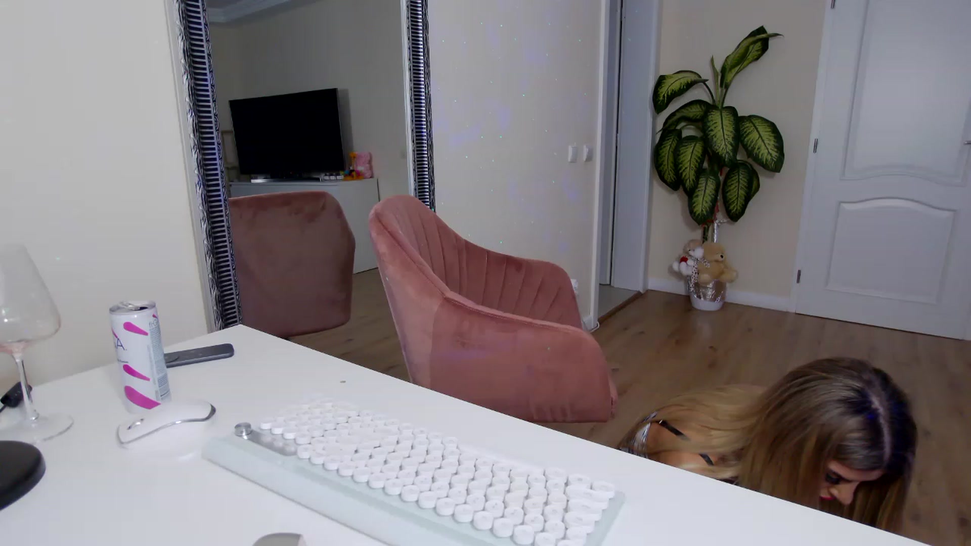 Gallery image thumbnail from TotalBella's myfreecams stream on, 01/19/2023, 23:10 image 15 of 20