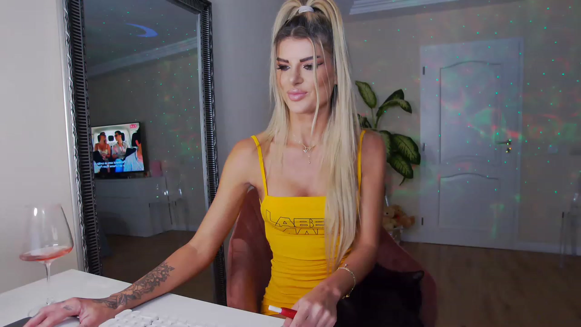 Gallery image thumbnail from TotalBella's myfreecams stream on, 02/08/2023, 24:39 image 2 of 20