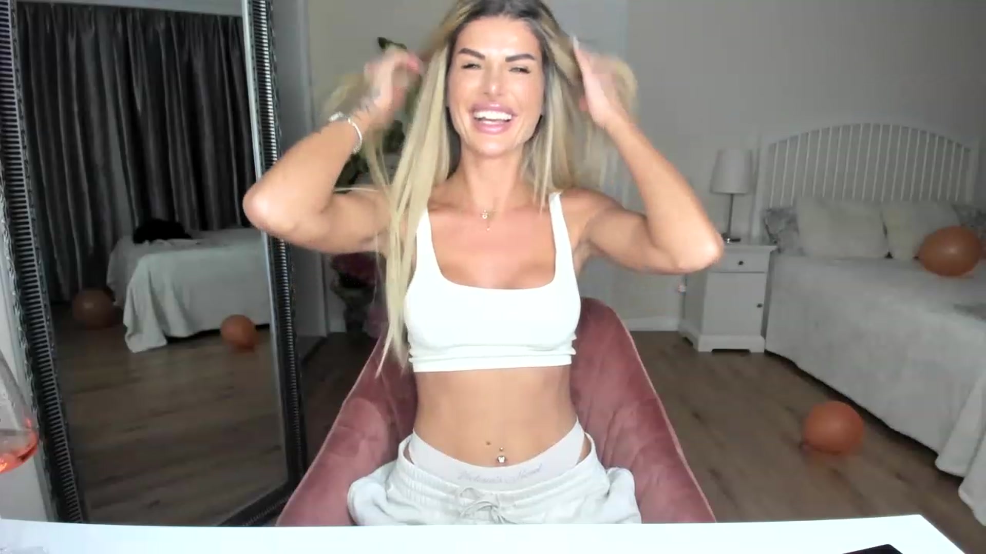 Gallery image thumbnail from TotalBella's myfreecams stream on, 03/03/2023, 24:06 image 17 of 20