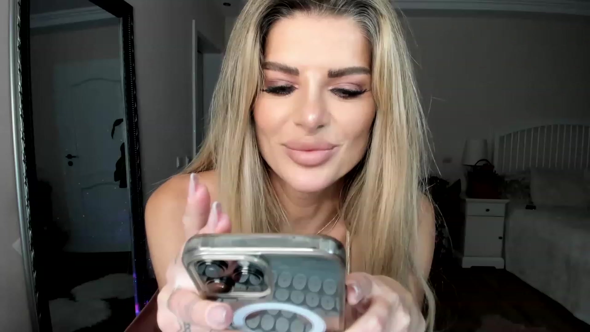 Gallery image thumbnail from TotalBella's myfreecams stream on, 03/10/2023, 24:49 image 5 of 20