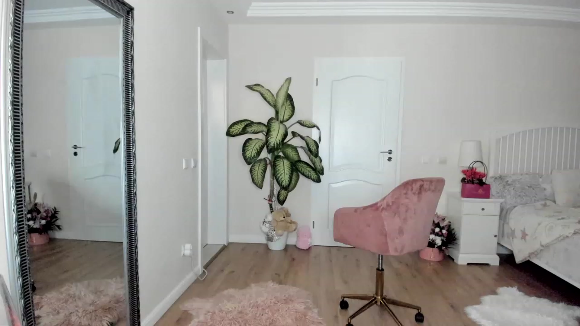 Gallery image thumbnail from TotalBella's myfreecams stream on, 03/20/2023, 24:07 image 19 of 20