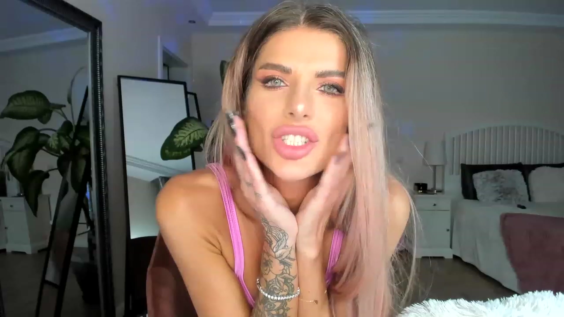 Gallery image thumbnail from TotalBella's myfreecams stream on, 05/17/2023, 22:30 image 4 of 20
