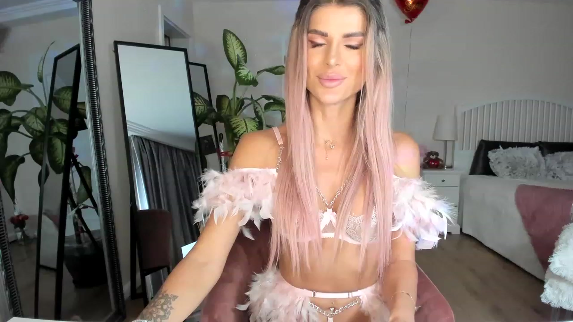Gallery image thumbnail from TotalBella's myfreecams stream on, 05/19/2023, 22:15 image 13 of 20
