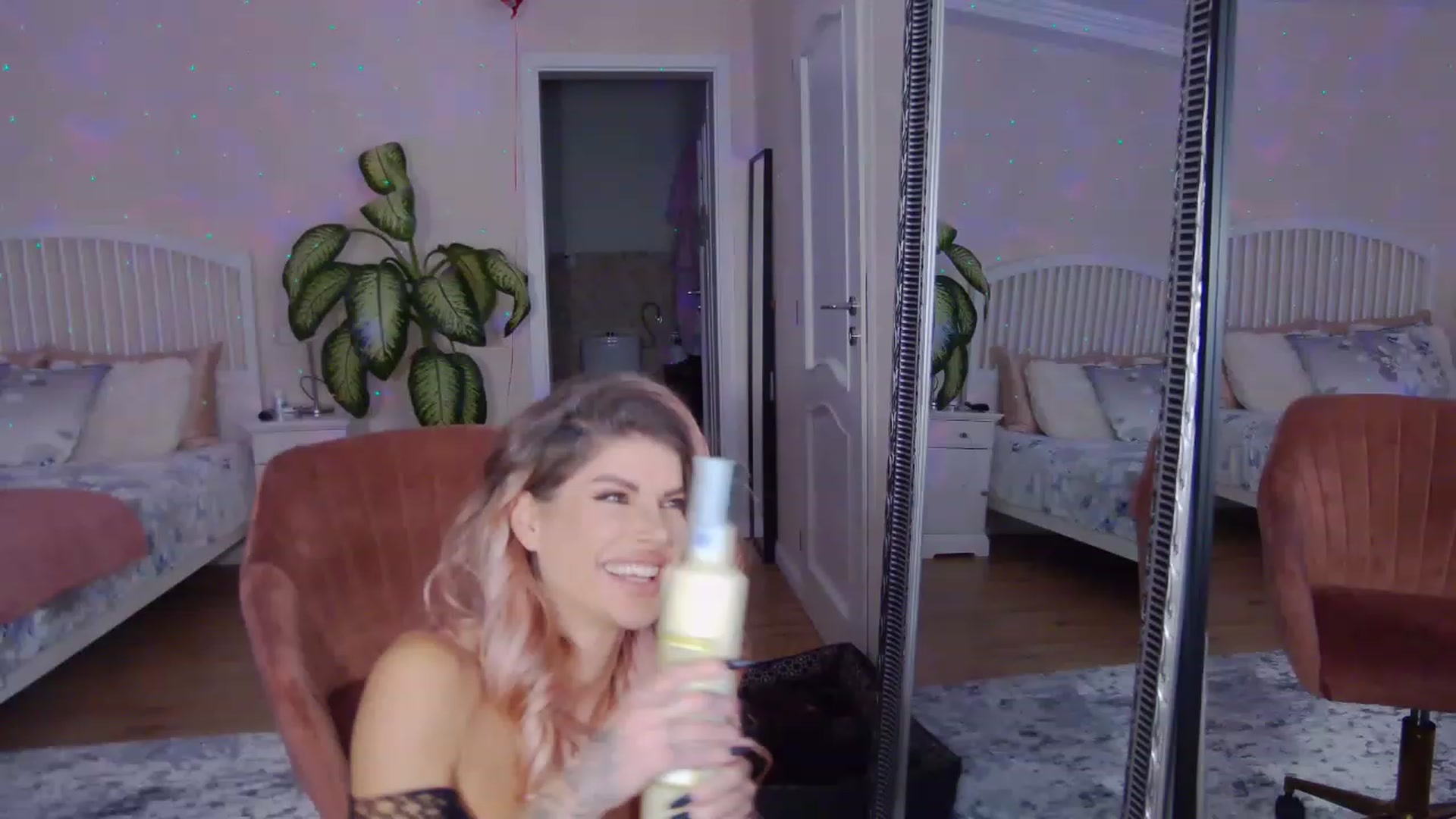 Gallery image thumbnail from TotalBella's myfreecams stream on, 06/17/2023, 24:14 image 1 of 20