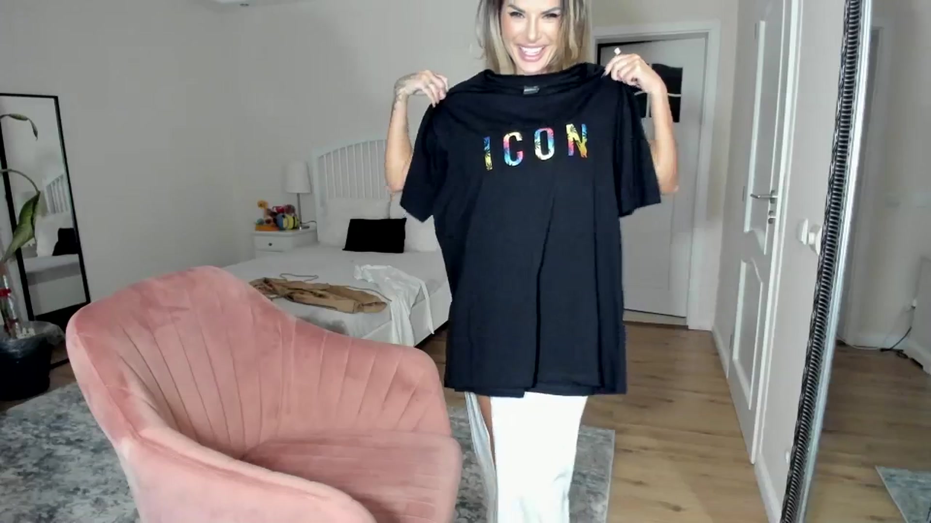 Gallery image thumbnail from TotalBella's myfreecams stream on, 08/31/2023, 01:01 image 10 of 20