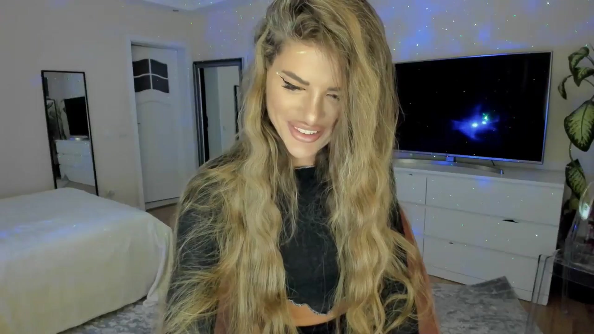 Gallery image thumbnail from TotalBella's myfreecams stream on, 05/10/2024, 24:33 image 4 of 20