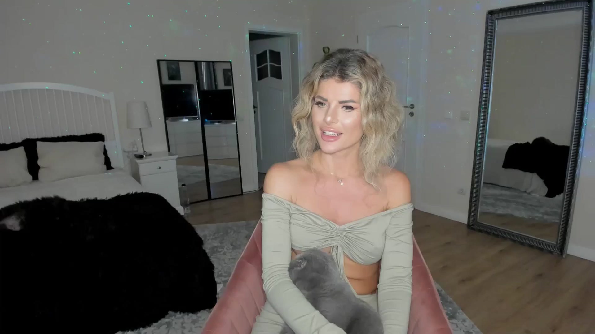 Gallery image thumbnail from TotalBella's myfreecams stream on, 10/05/2024, 22:21 image 1 of 20
