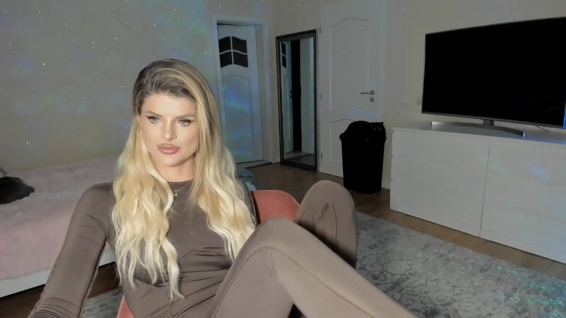 Gallery image thumbnail from TotalBella's myfreecams stream on, 11/07/2024, 24:03 image 13 of 20