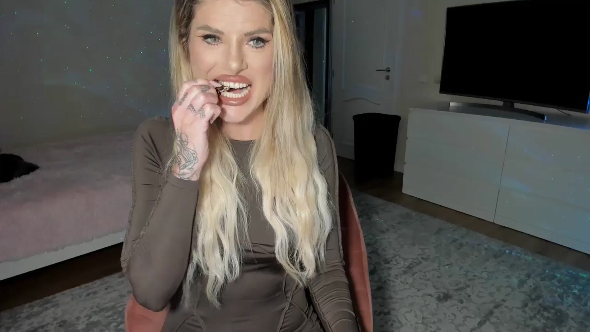 Gallery image thumbnail from TotalBella's myfreecams stream on, 11/07/2024, 24:03 image 3 of 20