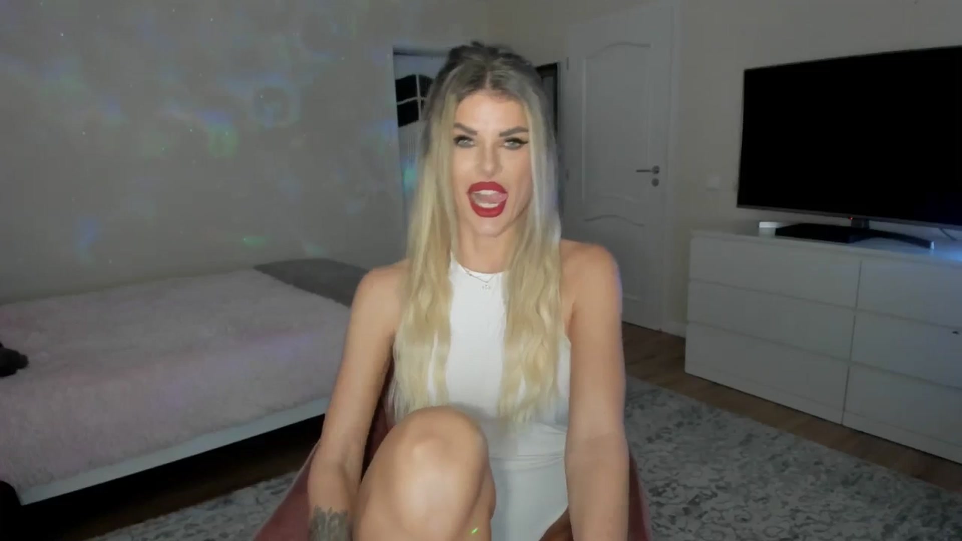 Gallery image thumbnail from TotalBella's myfreecams stream on, 11/14/2024, 24:19 image 10 of 20