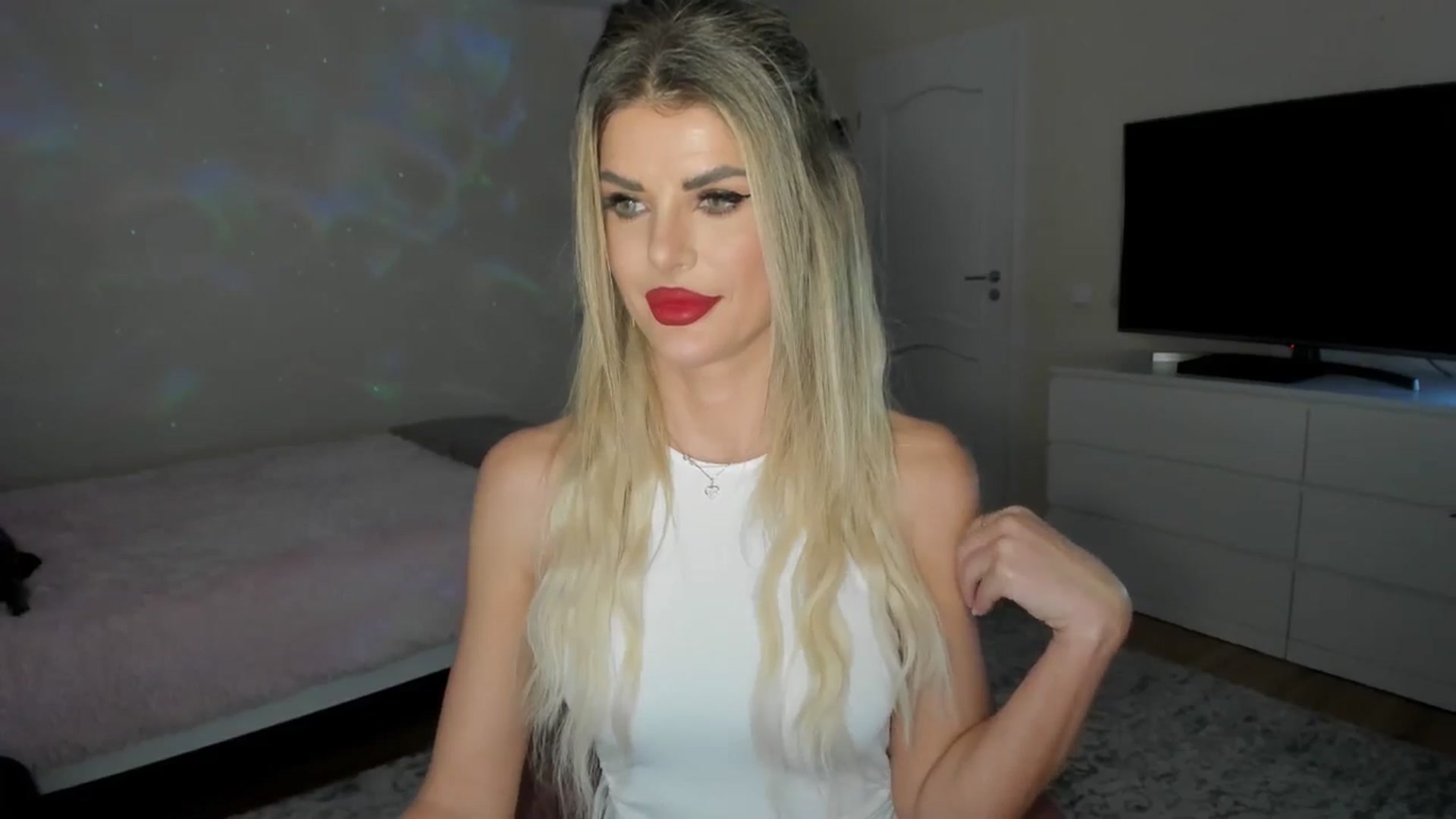 Gallery image thumbnail from TotalBella's myfreecams stream on, 11/14/2024, 24:19 image 13 of 20